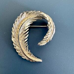 Vintage feather brooch in silver tone unstamped
